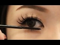 How to apply false lashes