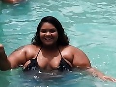 GORDA IMENSA E DELICIOSA SAINDO DA PISCINA BBW